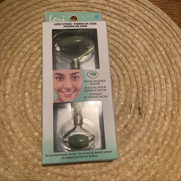 Jade Stone Facial Plumps And Firms Skin Roller - Picture 10 of 11